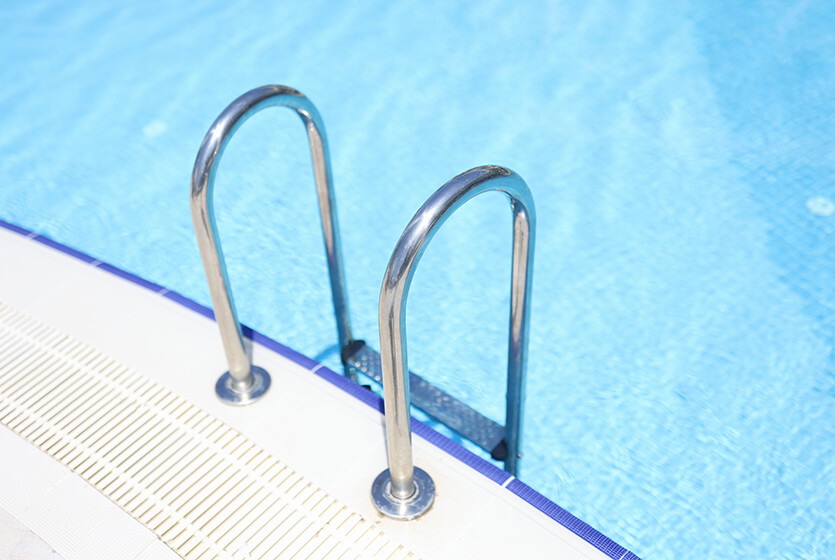 piscine creusée résidentielle à Laval